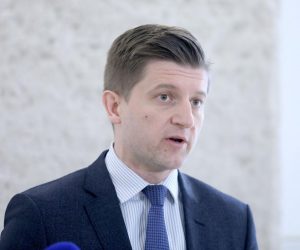 15.04.2021., Zagreb - Ministar financija Zdravko Maric dao je u Saboru izjavu za medije i rekao da se ubuduce dugovi u zdravstvu mogu smanjiti samo smanjenjem rashodovne strane a ne dodatnim uplatama iz proracuna.
Photo: Patrik Macek/PIXSELL