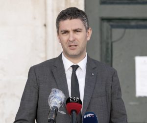 16.04.2020., Gradska uprava, Dubrovnik - Postujte rad i preporuke pripadnika Civilne zastite i vjerujemo da ce za to vrijeme proci ova zaraza. Pozvali su to jutros na to Dubrovcane zapovjednik Civilne zastite Grada Dubrovnika Stjepko Krilanovic i gradonacelnik Mato Frankovic na konferenciji za medije.
Photo: Grgo Jelavic/PIXSELL
