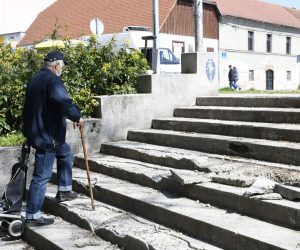 16.04.2021.,Sisak - Sve veca ostecenja na stepenicama koje iz Tomislavove ulice vode u park na Setalistu Vladimira Nazora nimalo ne smetaju odgovornima za njihovo odrzavanje.
Photo: Nikola Cutuk/PIXSELL