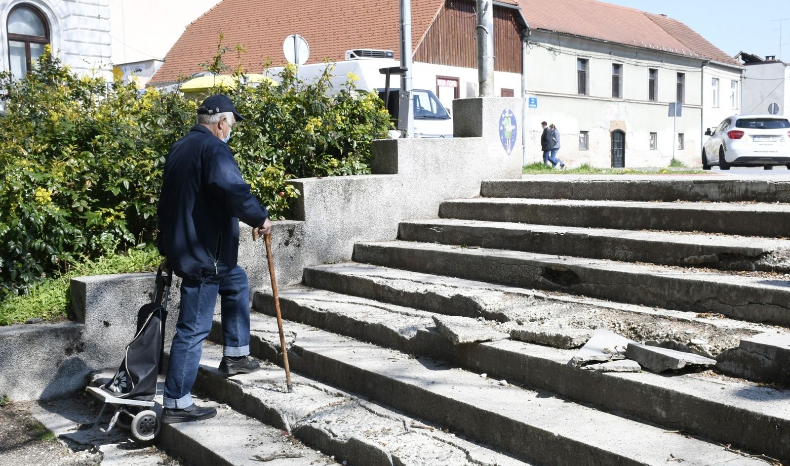 16.04.2021.,Sisak - Sve veca ostecenja na stepenicama koje iz Tomislavove ulice vode u park na Setalistu Vladimira Nazora nimalo ne smetaju odgovornima za njihovo odrzavanje.
Photo: Nikola Cutuk/PIXSELL