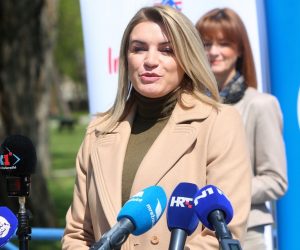 16.04.2021.,  Karlovac - Ministrica turizma Nikolina Brnjac procelniku HGSS Josipu Granicu urucila je ugovor o sufinanciranju izmedju Ministarstva turizma i sporta i Hrvatske gorske sluzbe spasavanja. Nakon urucivanja ugovora clanovi HGSS izveli su pokaznu vjezbu spasavanja na vodi.
Photo: Kristina Stedul Fabac/PIXSELL