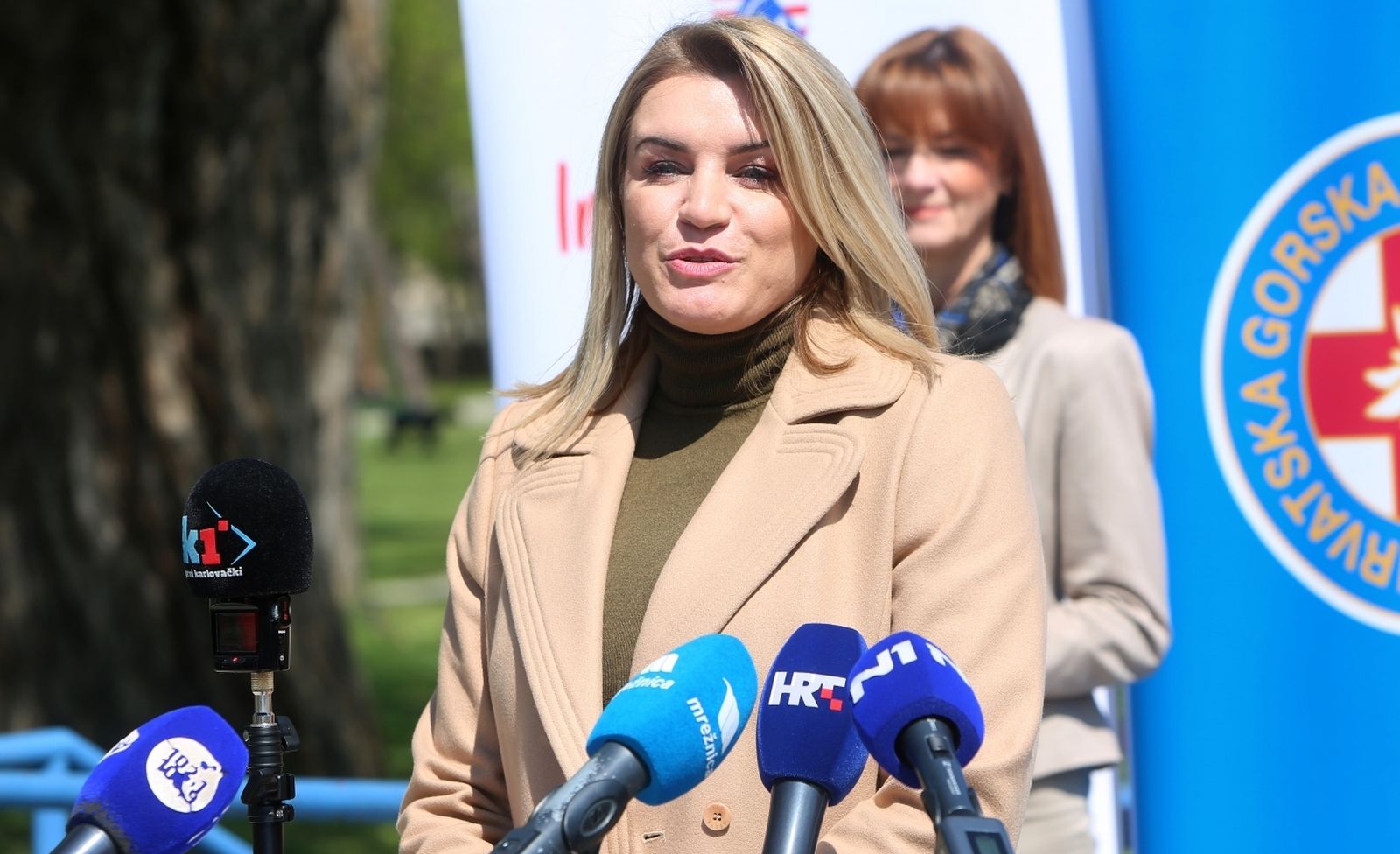 16.04.2021.,  Karlovac - Ministrica turizma Nikolina Brnjac procelniku HGSS Josipu Granicu urucila je ugovor o sufinanciranju izmedju Ministarstva turizma i sporta i Hrvatske gorske sluzbe spasavanja. Nakon urucivanja ugovora clanovi HGSS izveli su pokaznu vjezbu spasavanja na vodi.
Photo: Kristina Stedul Fabac/PIXSELL