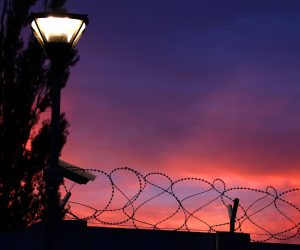 16.09.2015., Jezevo - Debeli betonski zid, bodljikava zica i kamere zadrzavaju izbjeglice u Prihvatnom centru za strance.
Photo: Borna Filic/PIXSELL