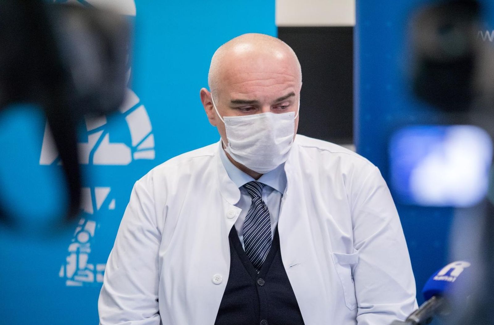17.2.2021.  Rijeka - Predstavljenje donacije 8 monitora za kontinuirano pracenje vitalnih funkcija neophodnih za rad s COVID-bolesnicima za koje je 200.000 kuna osigurao Grad Rijeka. Predstavljanju donacije nazocili su ravnatelj KBC Rijeka prof. dr. sc. Alen Ruzic, zamjenik gradonacelnika Grada Rijeke Marko Filipovic, procelnica Odjela gradske uprave za zdravstvo i socijalnu skrb Karla Muskovic,  predsjednik Strucnog vijeca KBC Rijeka Luka Zaputovic i procelnik Odjela za opstruktivne bolesti i difuzne bolesti pluca s intenzivnom njegom i voditelj post-COVID odjela Igor Barkovic. Photo: Nel Pavletic/PIXSELL