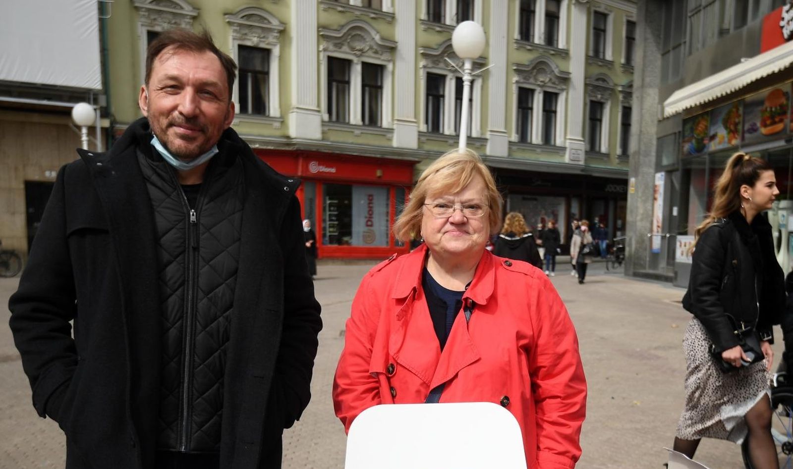 17.04.2021., Zagreb - Kandidatkinja GLAS-a za gradonacelnicu Zagreba, Anka Mrak Taritas i Marko Torjanac zapoceli s prikupljanjem potpisa na glavnom gradskom trgu. 

Photo: Marko Lukunic/PIXSELL