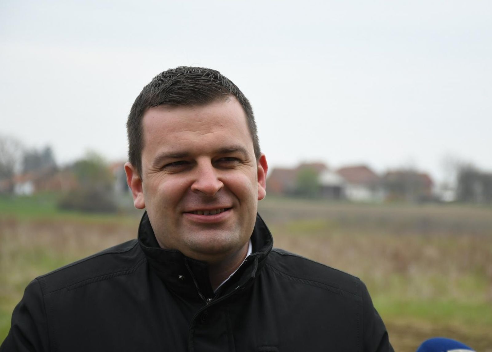 17.04.2021., Bjelovar - Aktualni gradonacelnik Bjelovara Dario Hrebak kao kandidat HSLS-a istaknuo je novu kandidaturu za gradonacelnika Bjelovara. Kao mjesto s kojega ce zajedno s Igorom Brajdicem kandidatom za dogradonacelnika krenuti po novi cetverogodisnji mandat je lokacija u Velikom Korenovu na kojemu ce se graditi Terme Bjelovar. 
Photo: Damir Spehar/PIXSELL