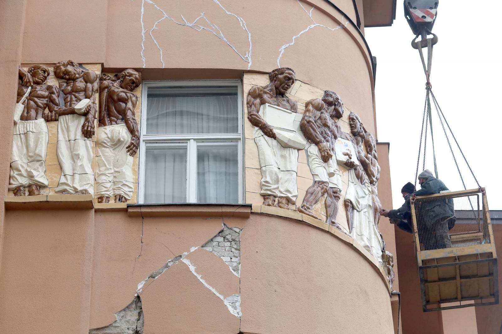 18.02.2021., Zagreb - Na Trgu bana Jelacica pocela je sanacija zgrade na broju 4, poznate po reljefu koji je izradio Mestrovic.
Photo: Patrik Macek/PIXSELL