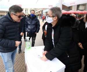 18.04.2021., Zagreb - Prikupljanje potpisa podrske kandidatkinji za gradonacelnicu Grada Zagreba Jeleni Pavicic Vukicevic dao je kandidat za zamjenika gradonacelnice gospodin Otto Baric, buduci da je kandidatkinja u izolaciji zbog zaraze koronavirusom. Ivica Lovric. 
Photo: Marko Lukunic/PIXSELL