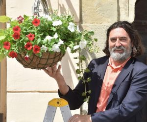 18.05.2020., Varazdin - Gradonacelnik Ivan Cehok postavio prvu cvjetnu kosaricu.
Photo: Vjeran Zganec Rogulja/PIXSELL