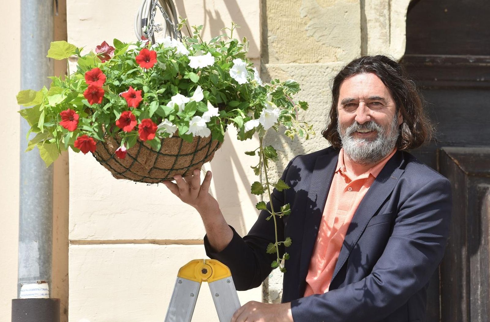 18.05.2020., Varazdin - Gradonacelnik Ivan Cehok postavio prvu cvjetnu kosaricu.
Photo: Vjeran Zganec Rogulja/PIXSELL