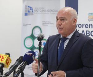 19.03.2021., Sibenik -Ministar mora, prometa i infrastrukture Oleg Butkovic potpisao  je ugovore i sporazume vrijedne gotovo 26 milijuna kuna kojima ce se sufinancirati izgradnja, sanacije i rekonstrukcija luka i pomorskog dobra na području Sibensko-kninske zupanije. Potpisivanju su nazocili zupan Goran Pauk i gradonacelnik Zeljko Buric. 
Photo: Dusko Jaramaz/PIXSELL