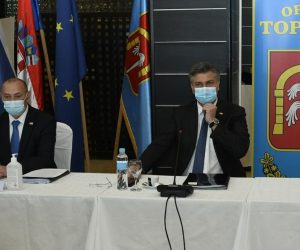 19.04.2021.,Topusko - Predsjednik Vlade Andrej Plenkovic sudjelovao je  na sastanku Stozera civilne zastite Republike Hrvatske u dijelu koji se odnosi na otklanjanje posljedica katastrofe uzrokovane potresom na podrucju Sisacko-moslavacke, Zagrebacke i Karlovacke zupanije
Photo: Nikola Cutuk/PIXSELL
