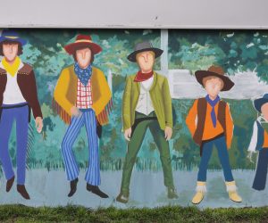 19.04.2021., Zagreb - Na ulazu u Teniski klub Klincek u Kuslanovoj ulici osvanuo je mural koji prikazuje petero brace Vragec, iz televizijske serije Smogovci, cija se radnja odvijala na toj i okolnim lokacijama, na kojima je i snimana. 
Photo: Tomislav Miletic/PIXSELL