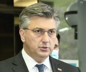 19.04.2021.,Topusko - Predsjednik Vlade Andrej Plenkovic sudjelovao je na sastanku Stozera civilne zastite Republike Hrvatske u dijelu koji se odnosi na otklanjanje posljedica katastrofe uzrokovane potresom na podrucju Sisacko-moslavacke, Zagrebacke i Karlovacke zupanije Photo: Nikola Cutuk/PIXSELL