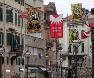 20.01.2021., Rijeka - Zastave Rijeckog karnevala objesene iznad Korza i pomijesane sa zastavama Rijeke 2020 Europske prijestolnice kulture. 
Photo: Goran Kovacic/PIXSELL