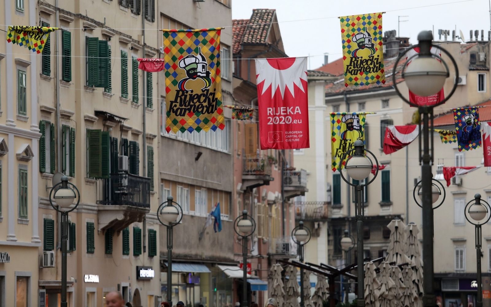 20.01.2021., Rijeka - Zastave Rijeckog karnevala objesene iznad Korza i pomijesane sa zastavama Rijeke 2020 Europske prijestolnice kulture. 
Photo: Goran Kovacic/PIXSELL