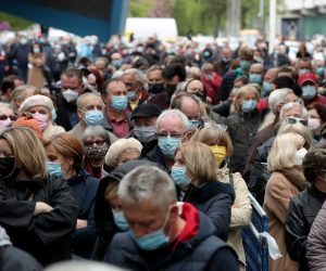 20.04.2021., Zagreb - Guzva ispred Zagrebackog Velesajma gdje je zapocelo cijepljenje protiv koronavirusa cjepivom Pfizer. Photo: Goran Stanzl/PIXSELL