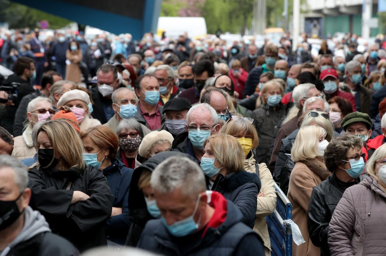20.04.2021., Zagreb - Guzva ispred Zagrebackog Velesajma gdje je zapocelo cijepljenje protiv koronavirusa cjepivom Pfizer. Photo: Goran Stanzl/PIXSELL