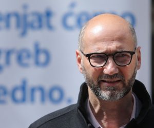20.04.2021., Zagreb - Ispred SDP-a na Trgu Drage Iblera odrzana je izvanredna konferencija za medije kandidata za zagrebackog gradonacelnika Joska Klisovica - Kaos sa cijepljenjem na Zagrebackom Velesajmu. 
Photo: Tomislav Miletic/PIXSELL