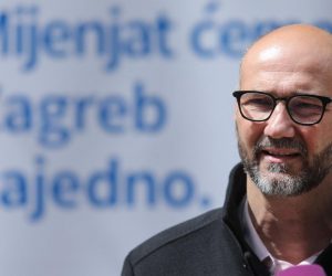 20.04.2021., Zagreb - Ispred SDP-a na Trgu Drage Iblera odrzana je izvanredna konferencija za medije kandidata za zagrebackog gradonacelnika Joska Klisovica - Kaos sa cijepljenjem na Zagrebackom Velesajmu. 
Photo: Tomislav Miletic/PIXSELL