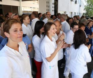 29.09.2013., Split - Lijecnici i medicinsko osoblje u strajku okupili se ispred ulaza u KBC Split na Firulama kako bi akcijom "5 do 12" pokazali stvarne razmjere strajka. Prema rijecima Boze Bote, zupanijskog sefa Sindikata lijecnika, okupilo ih se oko 350. 
Photo: Ivo Cagalj/PIXSELL
