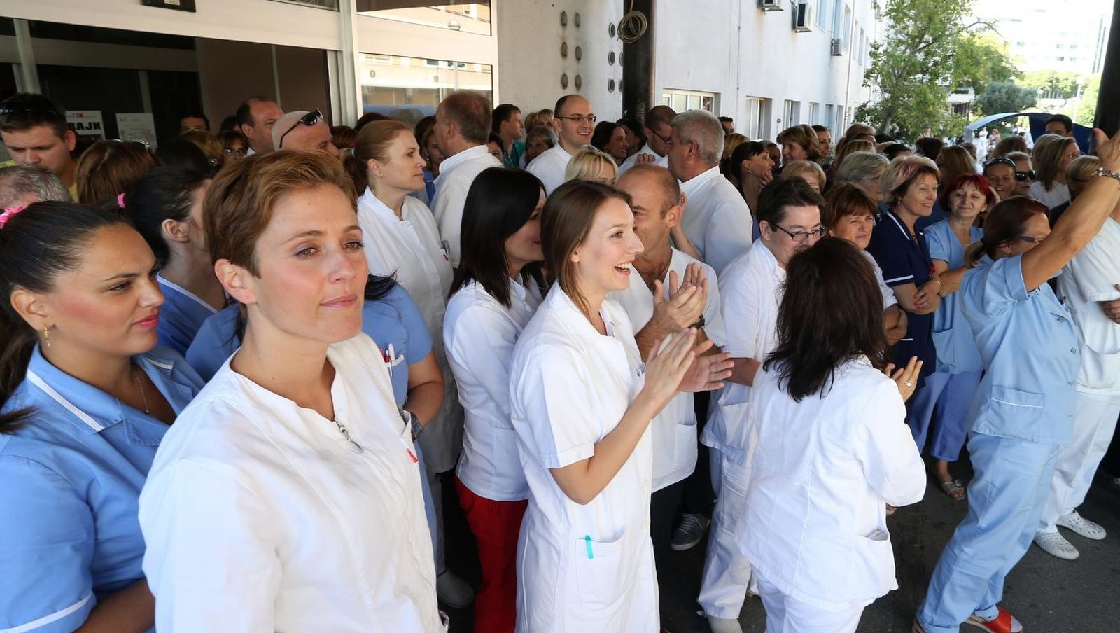29.09.2013., Split - Lijecnici i medicinsko osoblje u strajku okupili se ispred ulaza u KBC Split na Firulama kako bi akcijom "5 do 12" pokazali stvarne razmjere strajka. Prema rijecima Boze Bote, zupanijskog sefa Sindikata lijecnika, okupilo ih se oko 350. 
Photo: Ivo Cagalj/PIXSELL