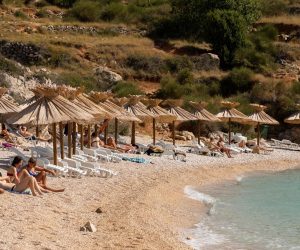 19.09.2020., Stara Baska - 
Jedna od naljepsih plaza na Jadranu do koje se dolazi pjesice (kozjim putevima) ili barkom zove se Oprna. Ova prirodna plaza sa sitnim kamencicima i cistim morem odusevljava svojom ljepotom. Sredinom rujna malobrojni turisti uzivaju u njezinim carima pa mjesta za suncanje ima na pretek. Photo: Srecko Niketic/PIXSELL