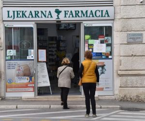 21.04.2020., Pula - Gradjani koji odlaze u ljekarnu drze odredjenu propisanu distancu. Photo: Dusko Marusic/PIXSELL