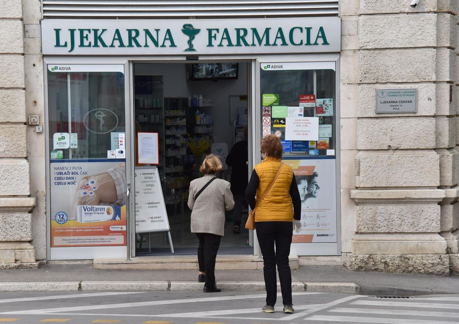 21.04.2020., Pula - Gradjani koji odlaze u ljekarnu drze odredjenu propisanu distancu. Photo: Dusko Marusic/PIXSELL