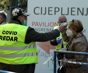 21.04.2021., Zagreb - U paviljanu 6 na Zagrebackom Velesajmu u tijeku je masovno cijepljenje gradjana protiv koronavirusa. I drugog dana cijepljenja i dalje su velike guzve. Photo: Goran Stanzl/PIXSELL