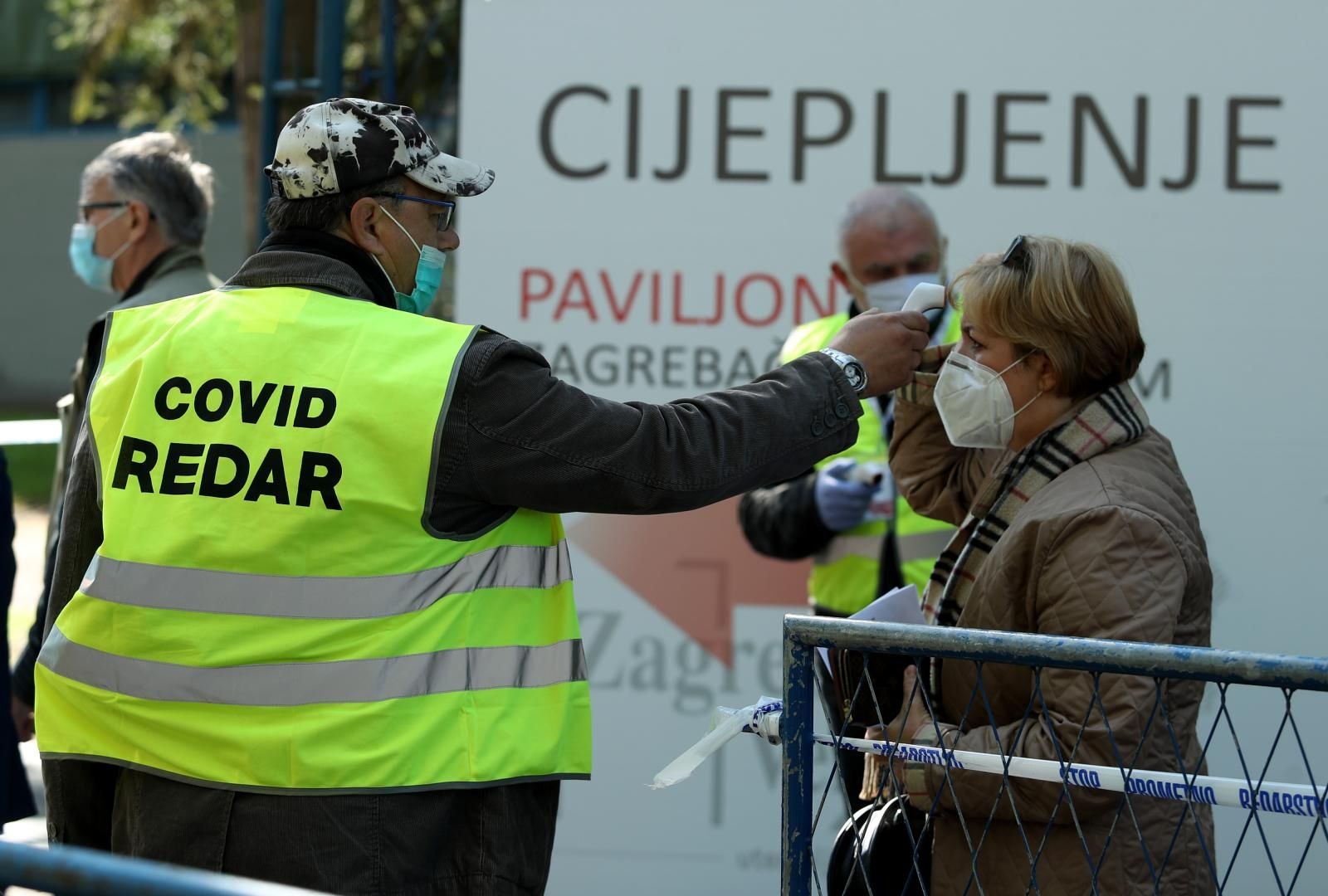 21.04.2021., Zagreb - U paviljanu 6 na Zagrebackom Velesajmu u tijeku je masovno cijepljenje gradjana protiv koronavirusa. I drugog dana cijepljenja i dalje su velike guzve. Photo: Goran Stanzl/PIXSELL