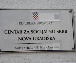 21.04.2021., Nova Gradiska - Sindikat zaposlenika u djelatnosti socijalne skrbi Hrvatske, pozvao je sve zaposlenike u sustavu socijalne skrbi da u 12 sati odrze ispred svojih ustanova polusatni prosvjed u tisini. Poziv na prosvjed "Cujete li nasu sutnju?" organiziraju kao odgovor nadleznim institucijama za ignoriranje gorucih problema u sustavu i nespremnost da se sustav uredi na dobrobit radnika i korisnika. Djelatnici centra za socijalnu skrb Nova Gradiska odazvali su se pozivu sindikata i ispred ulaza u Centar manja grupa okupljenih djelatnika zadrzala se mirno prosvjedujuci svega tri minute (od 11:57 do 12:00 sati), ignorirajuci medije i ne zeleci davati izjave.
Photo: Ivica Galovic/ PIXSELL