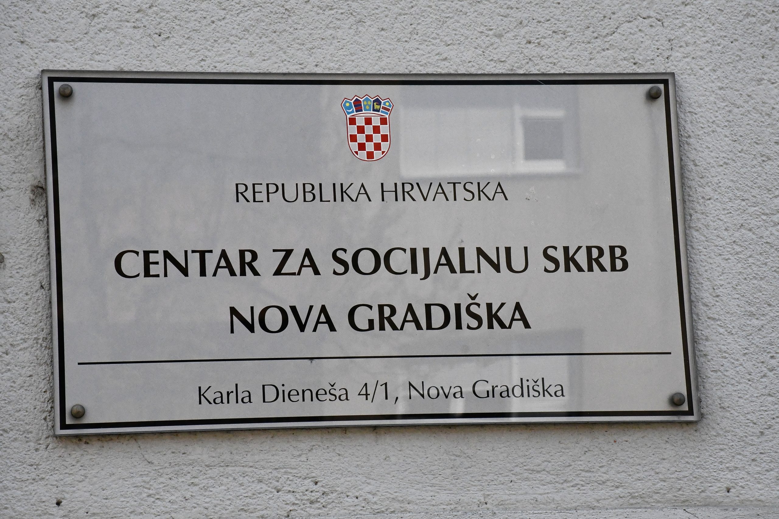 21.04.2021., Nova Gradiska - Sindikat zaposlenika u djelatnosti socijalne skrbi Hrvatske, pozvao je sve zaposlenike u sustavu socijalne skrbi da u 12 sati odrze ispred svojih ustanova polusatni prosvjed u tisini. Poziv na prosvjed "Cujete li nasu sutnju?" organiziraju kao odgovor nadleznim institucijama za ignoriranje gorucih problema u sustavu i nespremnost da se sustav uredi na dobrobit radnika i korisnika. Djelatnici centra za socijalnu skrb Nova Gradiska odazvali su se pozivu sindikata i ispred ulaza u Centar manja grupa okupljenih djelatnika zadrzala se mirno prosvjedujuci svega tri minute (od 11:57 do 12:00 sati), ignorirajuci medije i ne zeleci davati izjave.
Photo: Ivica Galovic/ PIXSELL