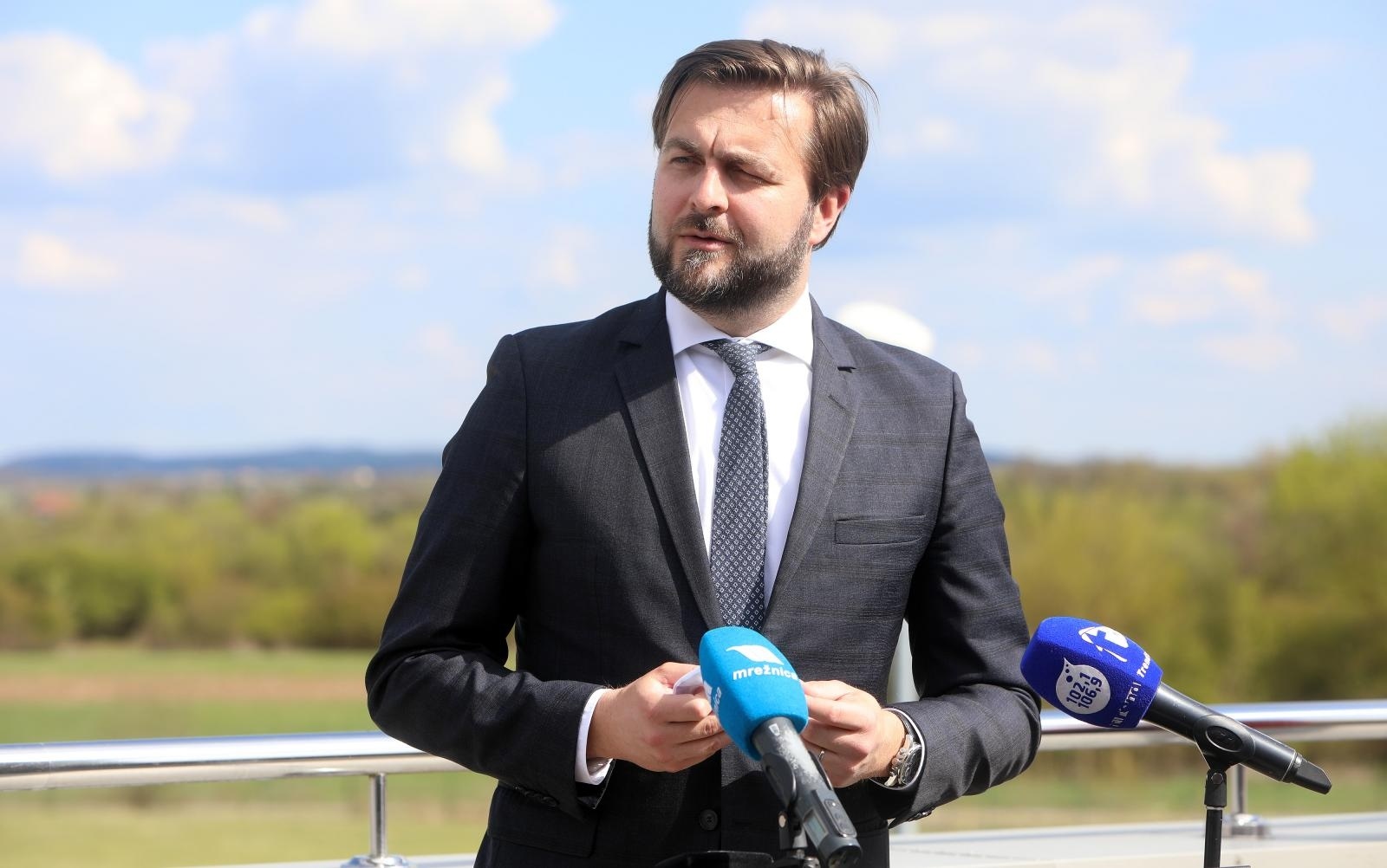 21.04.2021., Karlovac - U sklopu projekta poboljsanja vodnokomunalne infrastrukture aglomeracije Karlovac-Duga Resa potpisani su ugovori sa izvodjacima radova. Ministar  Tomislav Coric. 
Photo: Kristina Stedul Fabac/PIXSELL