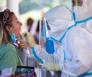 21.08.2020., Rijeka -  Veliki broj turista testira se na koronavirus ispred zavoda za javno zdravstvo u Rijeci.  Nel Pavletic/PIXSELL