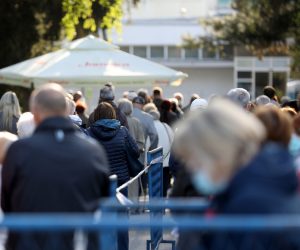 22.04.2021., Zagreb - U paviljanu 6 na Zagrebackom Velesajmu u tijeku je masovno cijepljenje gradjana protiv koronavirusa. I drugog dana cijepljenja i dalje su velike guzve. Photo: Davor Puklavecl/PIXSELL