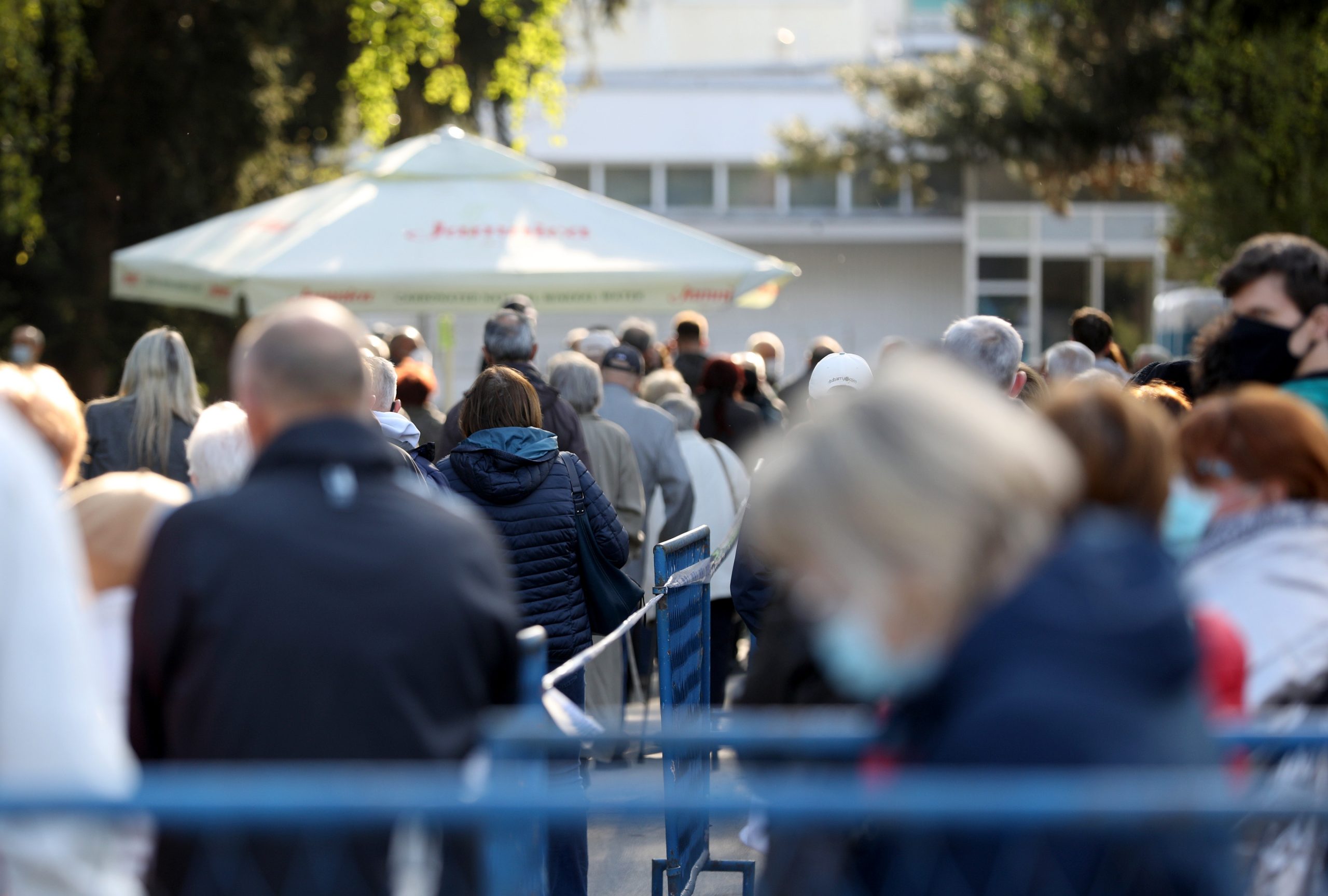 22.04.2021., Zagreb - U paviljanu 6 na Zagrebackom Velesajmu u tijeku je masovno cijepljenje gradjana protiv koronavirusa. I drugog dana cijepljenja i dalje su velike guzve. Photo: Davor Puklavecl/PIXSELL