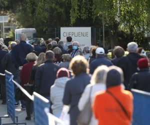 22.04.2021., Zagreb - U paviljanu 6 na Zagrebackom Velesajmu u tijeku je masovno cijepljenje gradjana protiv koronavirusa. I drugog dana cijepljenja i dalje su velike guzve. Photo: Davor Puklavecl/PIXSELL