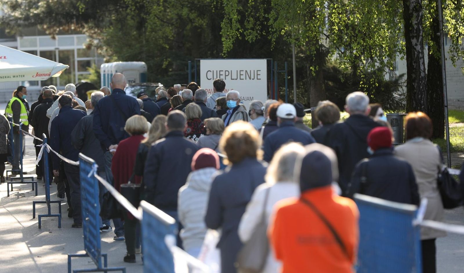 22.04.2021., Zagreb - U paviljanu 6 na Zagrebackom Velesajmu u tijeku je masovno cijepljenje gradjana protiv koronavirusa. I drugog dana cijepljenja i dalje su velike guzve. Photo: Davor Puklavecl/PIXSELL