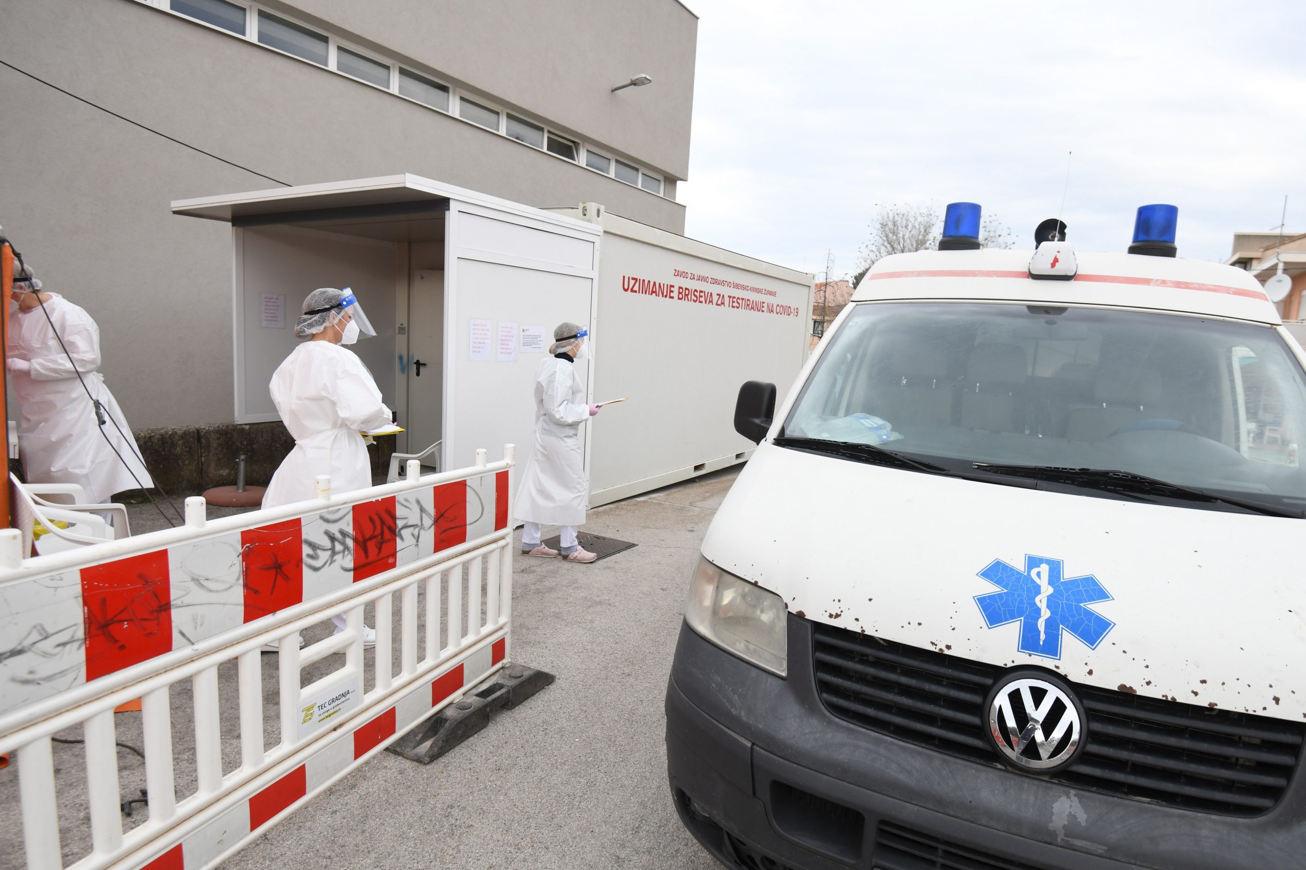 22.04.2021., Sibeniik - Zbog dobre kordinacije lijecnika i epidemiologa nema guzvi na testiranjima na Covid-19 u Sibeniku, iako ima veliki broj zarazenih virusom.
Photo: Hrvoje Jelavic/PIXSELL
