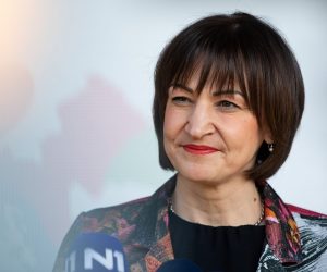 22.04.2021., Zagreb - Kandidatkinja Stranke rada i solidarnosti za gradonacelnicu Grada Zagreba dr. sc. Jelena Pavicic Vukicevic predala je svoju kandidaturu za gradonacelnicu Grada Zagreba te zamjenike gradonacelnice u sjedistu Izbornog povjerenstva na Zagrebackom velesajmu. Jelena Pavicic Vukicevic.
Photo: Davor Puklavec/PIXSELL