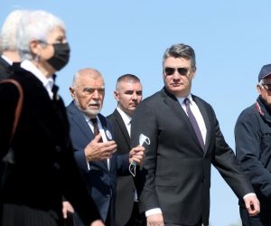 22.04.2021., Jasenovac - Povodom 76. obljetnice proboja posljednjih zatocenika ustaskog logora Jasenovac, izaslanstva Predsjednika, Sabora i Vlade, kao i manjina, odali su pocast svim stradalima u tom logoru polaganjem cvijeca i kamencica kod Spomen obiljezja Kameni cvijet. Predsjednik Zoran Milanovic u drustvu Jadranke Kosor, Ive Josipovica i Stjepana Mesica. Photo: Zeljko Lukunic/PIXSELL