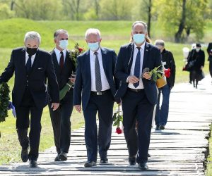 22.4.2021., Jasenovac - Obiljezavanje 76. obljetnice proboja posljednjih zatocenika ustaskog logora Jasenovac. Izaslanstvo manjina u kojoj su bili saborski zastupnik i predsjednik Srpskog narodnog vijeca Milorad Pupovac, predsjednik koordinacije Zidovskih opcina u RH Ognjen Kraus, saborski zastupnik i predstavnik Savez Roma u RH Kali Sara Veljko Kajtazi, i predsjednik Saveza antifasistickih boraca i antifasista RH Franjo Habulin odali su pocast svim stradalima u tom logoru polaganjem cvijeca i kamencica kod Spomen obiljezja Kameni cvijet. 

Photo: Goran Stanzl/PIXSELL