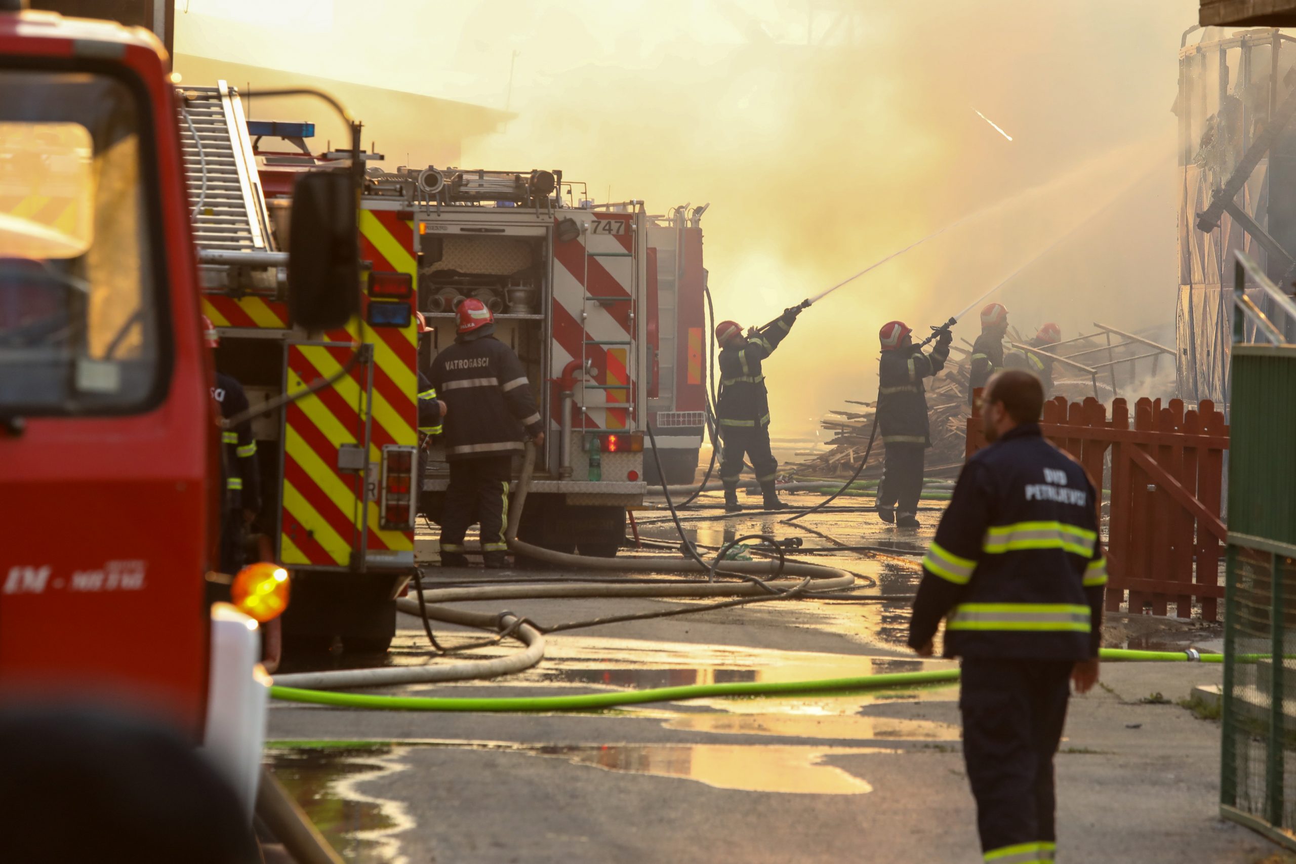 22.04.2021., Valpovo - Veliki pozar izbio je u tvrtki za preradu drva i stolariju u Valpovu. Ozlijedjenih na srecu nema, a ocevidom ce se saznati sto je uzrok pozara. 
Photo: Dubravka Petric/PIXSELL