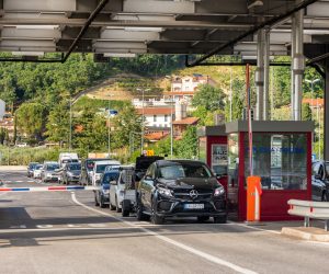 22.05.2020.. Plovanija - Strani drzavljani ulaze u Hrvatsku na granicnom prijelazu Kastel.
Photo: Srecko Niketic/PIXSELL