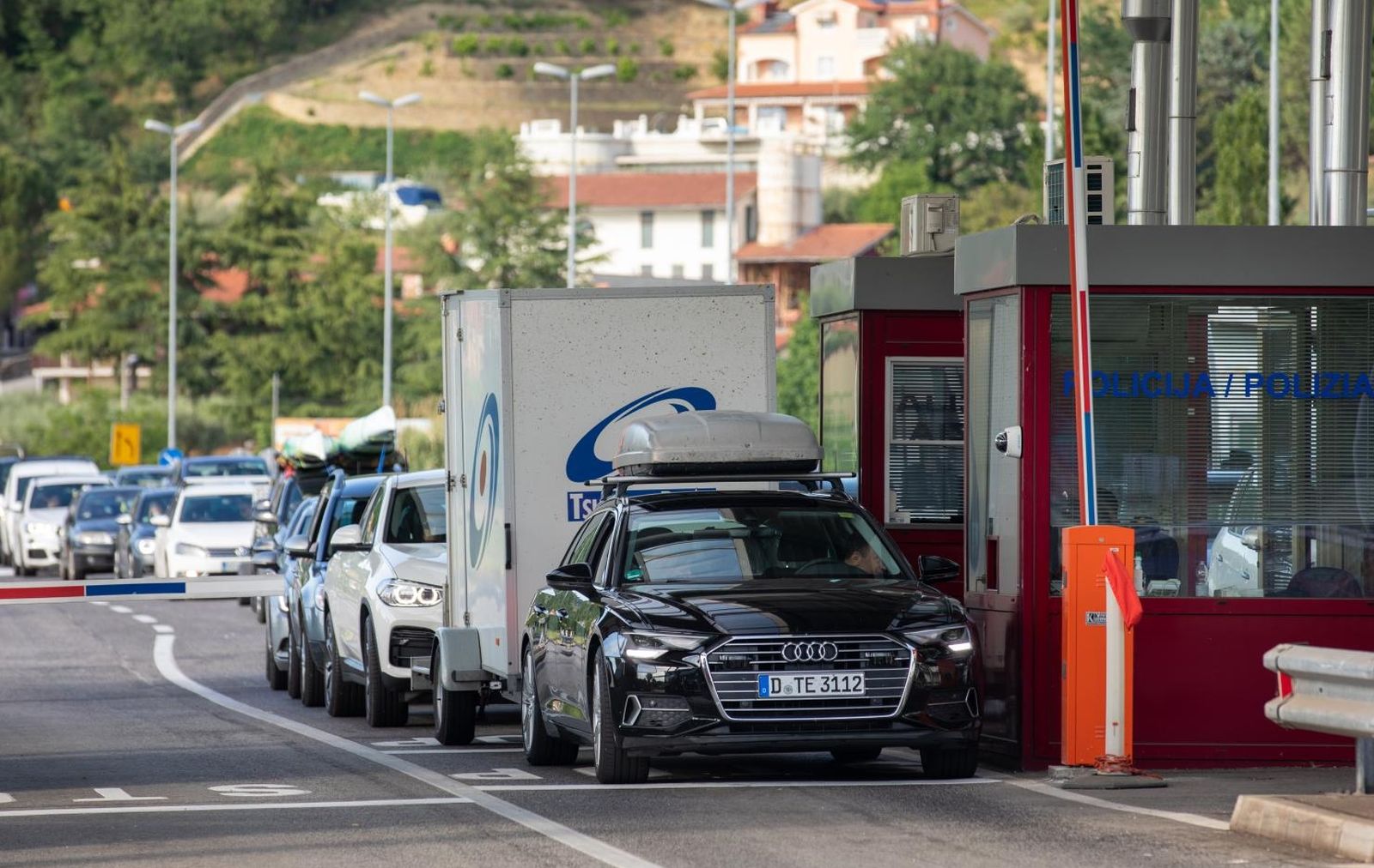 22.05.2020.. Plovanija - Strani drzavljani ulaze u Hrvatsku na granicnom prijelazu Kastel.
Photo: Srecko Niketic/PIXSELL