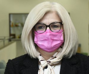 23.03.2021.,Sisak - S ciljem dogovora oko osnivanja skolskih ispitnih centara u kojima ce se provoditi ovogodisnji ispiti drzavne mature na podrucju Sisacko-moslavacke zupanije, u Strukovnoj skoli Sisak odrzat je se zajednicki sastanak svih ukljucenih dionika. Nakon niza razornih potresa koji su pogodili Sisacko-moslavacku zupaniju, Nacionalni centar za vanjsko vrednovanje obrazovanja pokrenuo je inicijativu kojom se osigurava neometano polaganje ispita u sigurnom okruzenju za sve pristupnike s potresom pogodjenog područja. Sastanku će uz ravnateljicu NCVVO-a Ivanu Katavic prisustvovati Darjan Vlahov, procelnik Upravnog odjela za prosvjetu, kulturu i sport Sisacko – moslavacke zupanije, Branimir Mihalinec, predsjednik Nezavisnog sindikata zaposlenih u srednjim skolama te ravnatelji srednjih skola s podrucja Sisacko-moslavacke zupanije.Ivana Katavic.
Photo: Nikola Cutuk/PIXSELL