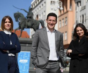 23.04.2021., Zagreb - Kandidat Mosta za gradonacelnika Zagreba Zvonimir Troskot na konferenciji za medije na Trgu bana Josipa Jelacica, kod spomenika banu Jelacicu, predstavio je  svoje kandidatkinje za zamjenice gradonacelnika.
Photo: Marko Lukunic/PIXSELL