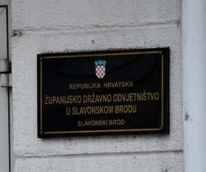 24.02.2021.,Slavonski Brod - Privodjenje osumnjicenog  21-godisnjaka u Zupanijsko drzavno odvjetnistvo u Slavonskom Brodu ,kojega se sumnjici za ubojstvo oca u obiteljskoj kuci u Ruscici pokraj Slavonskog Broda.
Photo: Ivica Galovic/PIXSELL