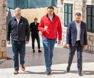 24.04.2021., Trg oruzja, Dubrovnik - Predsjednik SDP-a Pedja Grbin odrzao je u subotu konferenciju za medije na Trgu oruzja. U njegovom drustvu bili su i SDP-ov kandidat za dubrovackog gradonacelnika Ivan Tropan, kao i kandidat za zupana Dubrovacko-neretvanske zupanije Roko Tolic. Grabin je naglasio kako je njegov kolega Jadran Barača pokazao kako se odgovoran političar ponaša.
Photo: Grgo Jelavic/PIXSELL